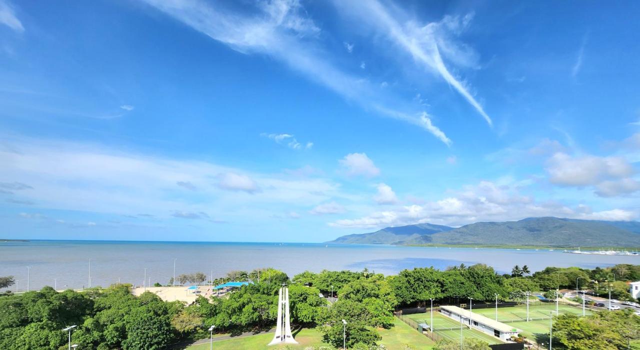 Cairns Luxury Seaview Apartment Exterior photo